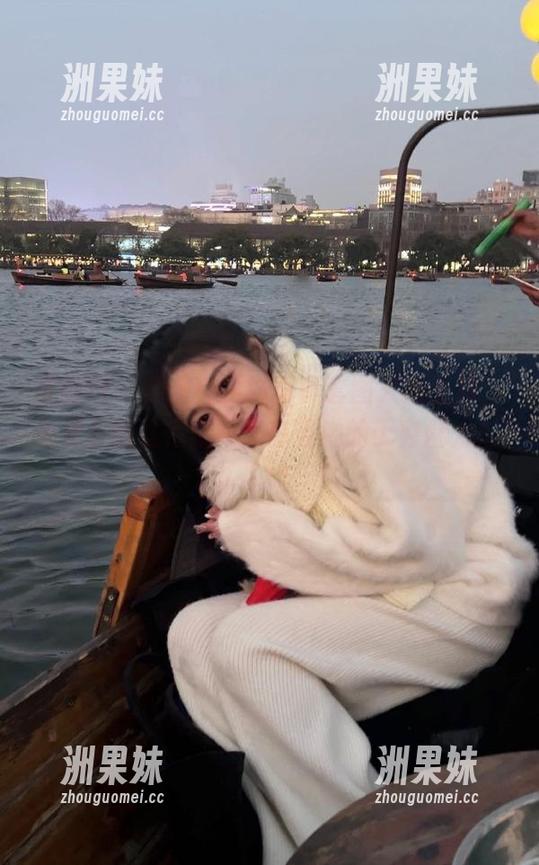 果团网 - 酸酱兔学妹写真套图火热上线，免费下载让你近距离感受她的无穷魅力！.txt