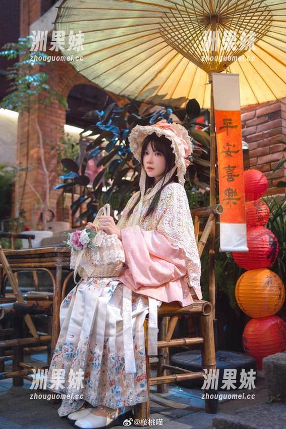 一衣多变，桜桃喵私拍美图：连体衣展现出不一样的她！.txt