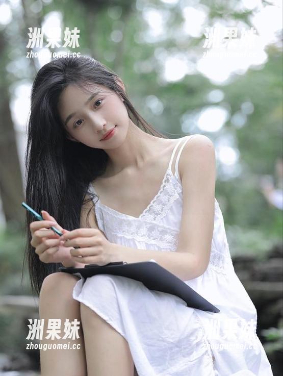 梦丝女神 - 晓晓制服摄影合集：解锁青春的无限可能，精致图册尽显个性魅力.txt