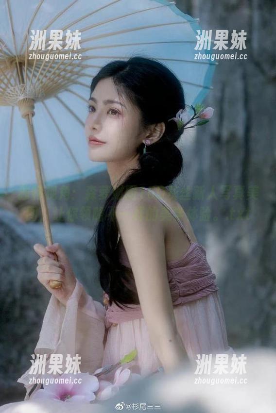 独特视角：森萝财团15D灰丝新人写真美图，让你领略不一样的美学体验。.txt