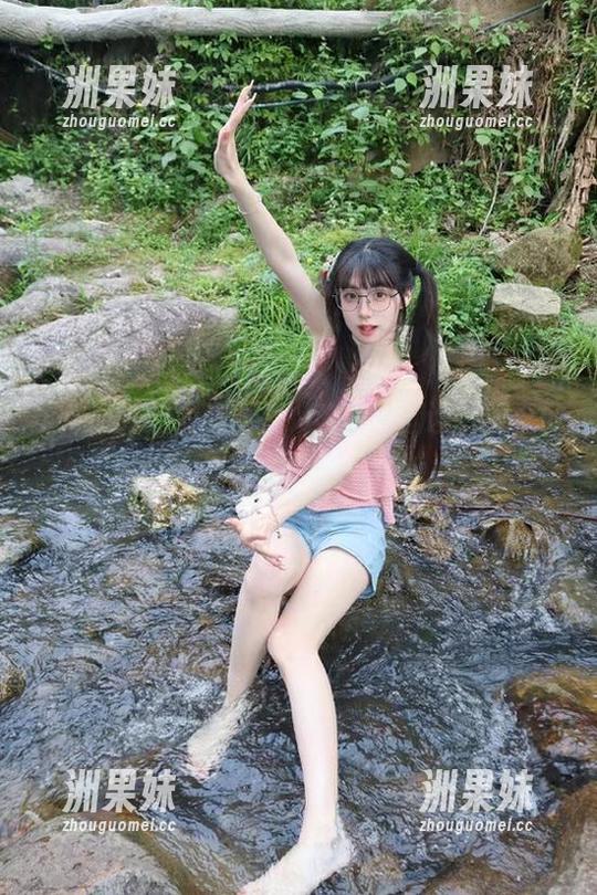 学生妹外拍写真合集，森萝财团诠释青春的迷人风采.txt