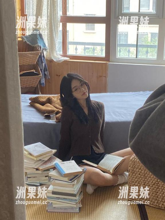 模范学院 - 随草莓兔兔走进天台的梦幻世界：美图下载，点亮你的生活灵感.txt