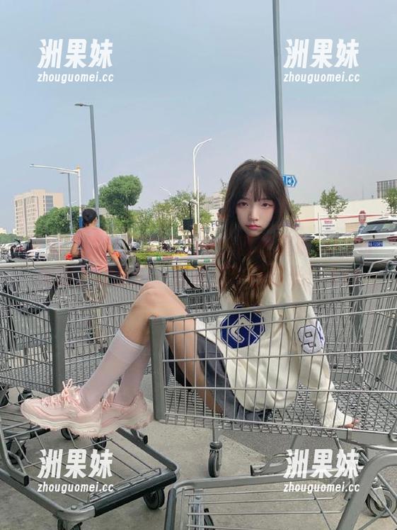 泥泥汝的校服梦幻之旅：原图展现COS的绚丽，让我们一起重温校园时光！.txt