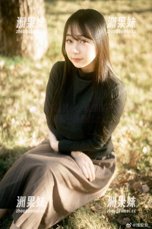浅安安独家作品展示：成都漫展兔女郎写真资源一网打尽.txt