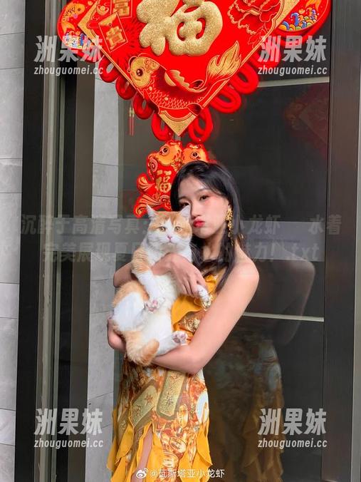 沉醉于高清写真：瓦斯塔亚小龙虾菈菈水着完美展现夏日阳光与水的魅力！.txt