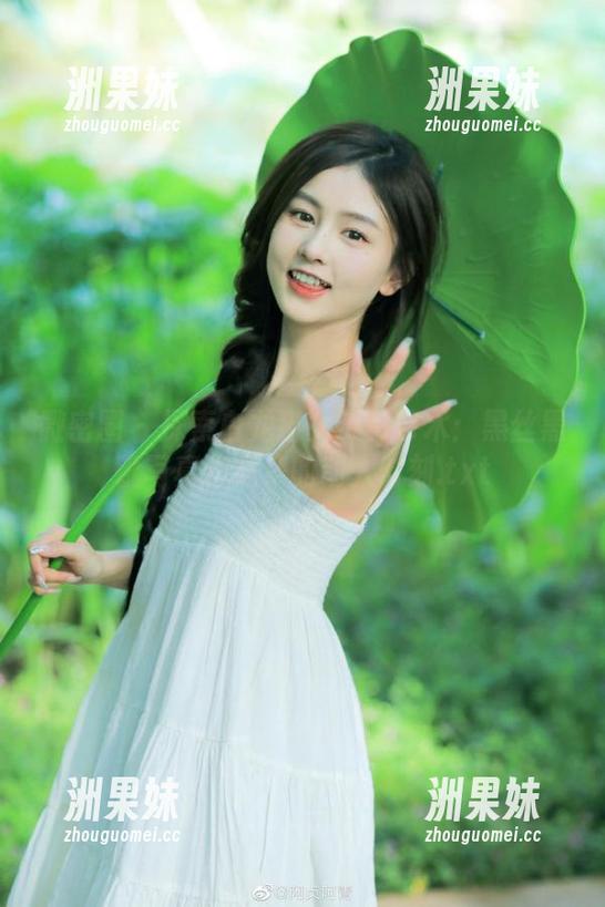 微密圈 - 探索白龙猫女摄影艺术：黑丝黑靴写真作品集的动人时刻.txt
