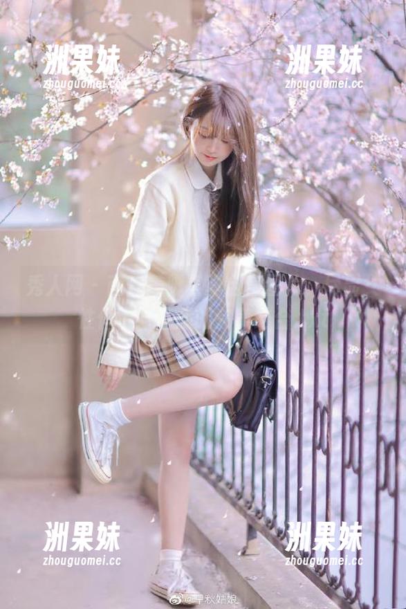 秀人网 - 南乔美脚写真全套图片，尽显女性优雅与性感的完美结合.txt