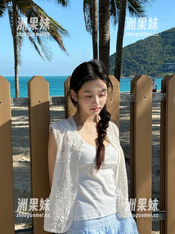 秀人网 - 回顾周大萌私拍网袜美图，尽情享受时尚与性感的碰撞.txt