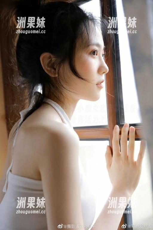 秀人网 - 福利盛宴！小魔女奈奈以连衣裙写真诠释青春活力.txt