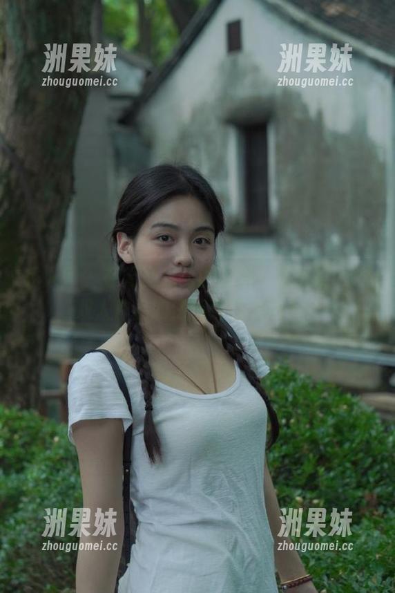 秀人网 - 在无圣光的世界里，星子柒kiki双人作品的深邃情感表达.txt