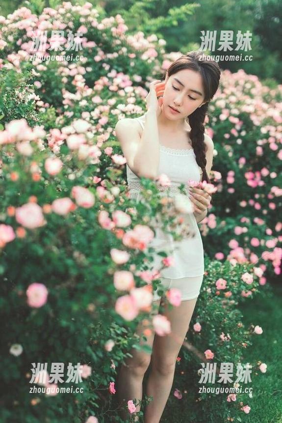 秀人网 - 杨幂幂泳装高清写真分享，展现夏日清凉与优雅的双重魅力.txt