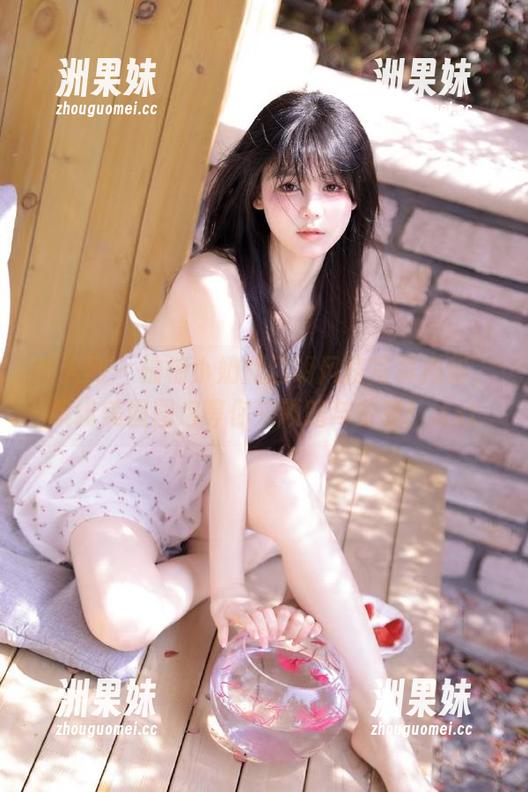 秀人网 - 柚柚小奶瓶透明风格写真揭秘，缤纷美图图包等你来领略与分享！.txt