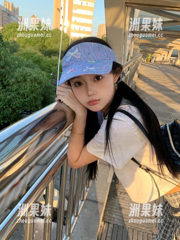 秀人网 - 分享鱼子酱Fish的独特制服写真，揭秘自信女生的时尚密码.txt