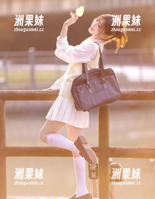 绮梦摄影 - 小艺的居家写真作品集全解析：搞笑资源，教你如何在家也能变身时尚达人！.txt