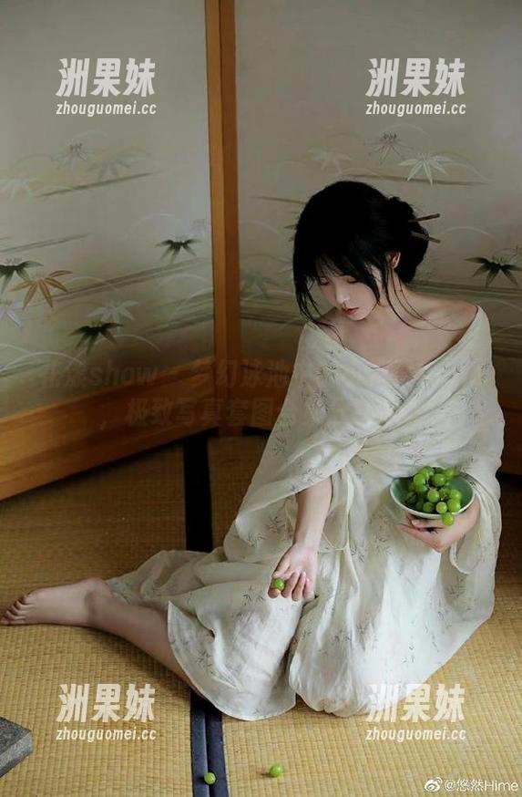 花漾show - 梦幻泳池中的小海臀Rena，极致写真套图合集分享.txt