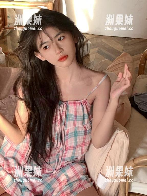 袜啵啵 - 每一张稚予的写真作品都在传递她那双美足的故事.txt