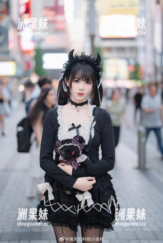 体操服下的风采，轩萧学姐写真与照片带来的动人瞬间.txt