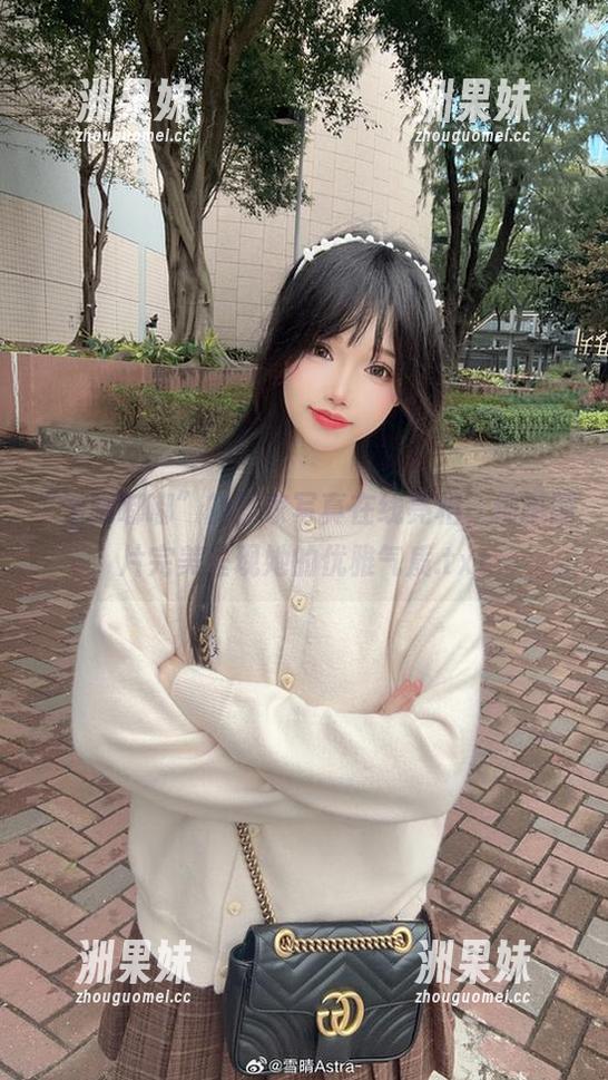 “雪晴嘟嘟”的居家写真在线亮相，细腻图片完美呈现她的优雅气质.txt
