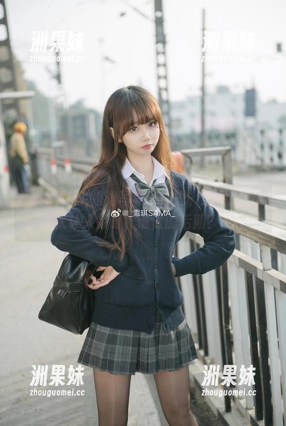雪琪SAMA姐姐写真集曝光，原图抢镜瞬间太让人惊讶，谁做的后期？.txt
