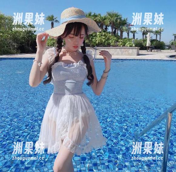 青豆客 - 施忆佳Kitty酱连体衣作品在线大放异彩，时尚之路的响亮名号再添辉煌！.txt