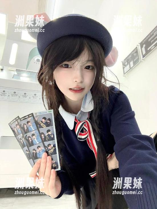 微密圈 - 探索鹿瑶的私拍世界：灰丝图片中揭开青春与诱惑的面纱！.txt
